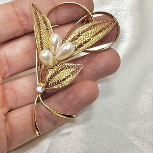 Vintage gold tone faux pearl filagree leaf brooch